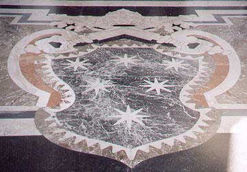 Stemma di Clemente X sul pavimento del Portico