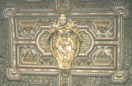 Stemma di Paulo V, di Martino Ferrabosco, in the vault of the Portico