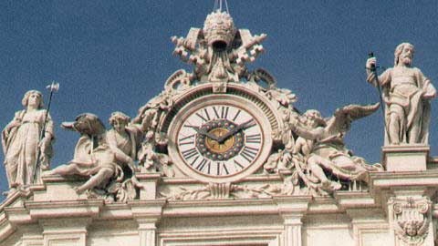 Simboli araldici di Pio VI nell'orologio di sinistra di G. Valadier