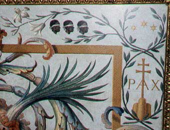 Simboli araldici di Pio VII in uno degli altari del transetto