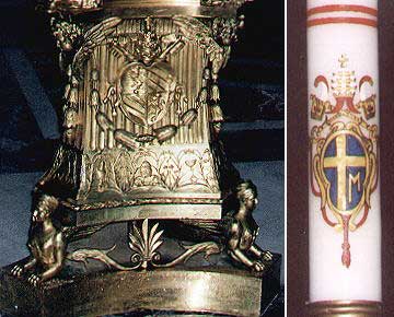Stemmi di Pio IX e di Giovanni Paolo II su di un portacandele e sulla sua
    candela